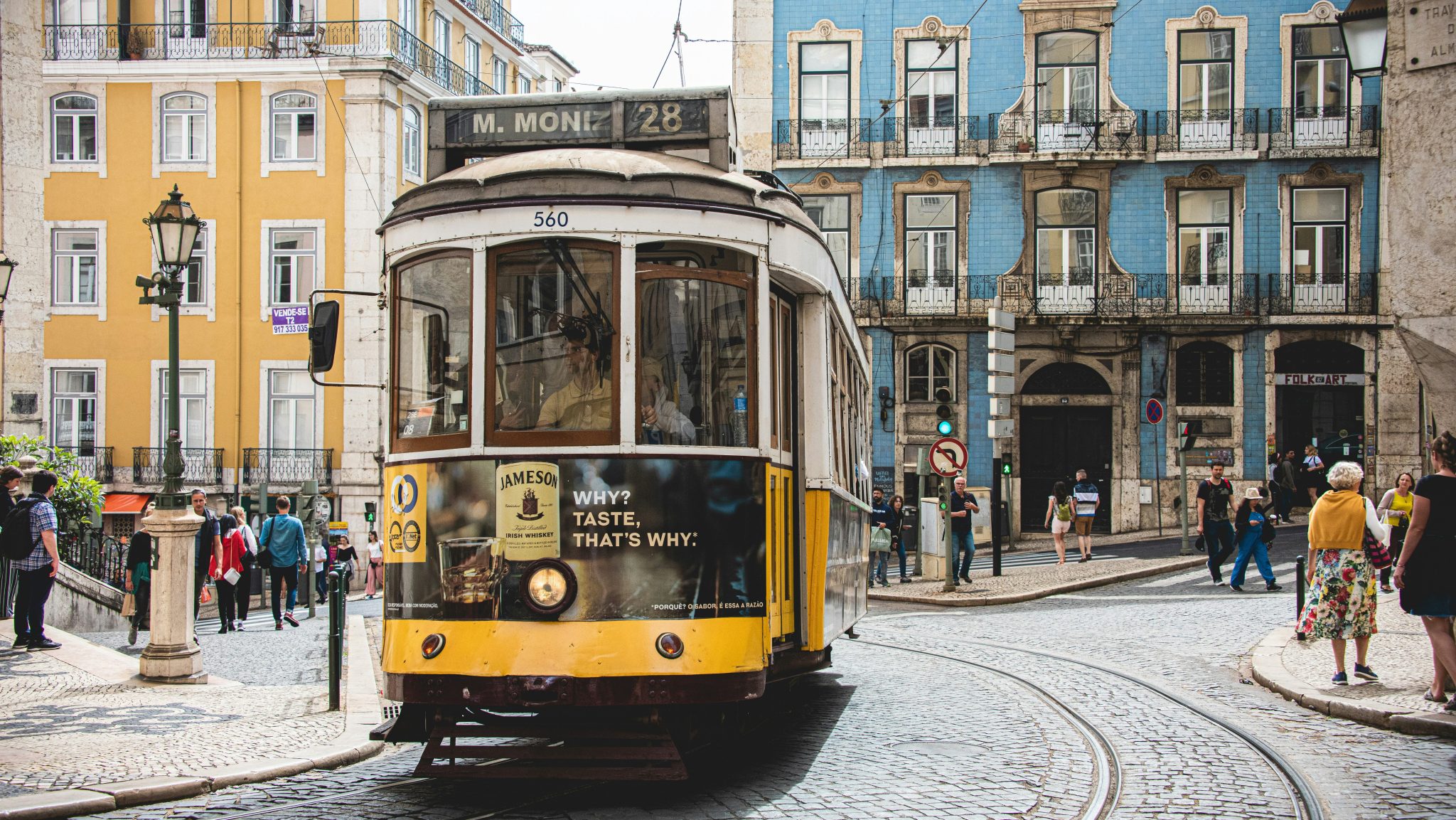 Foto de <a href="https://unsplash.com/es/@pevangelista_ny?utm_content=creditCopyText&utm_medium=referral&utm_source=unsplash">Paulo Evangelista</a> en <a href="https://unsplash.com/es/fotos/tranvia-amarillo-y-blanco-en-la-carretera-cerca-de-un-edificio-de-hormigon-blanco-durante-el-dia-2N0PVuB0byQ?utm_content=creditCopyText&utm_medium=referral&utm_source=unsplash">Unsplash</a>